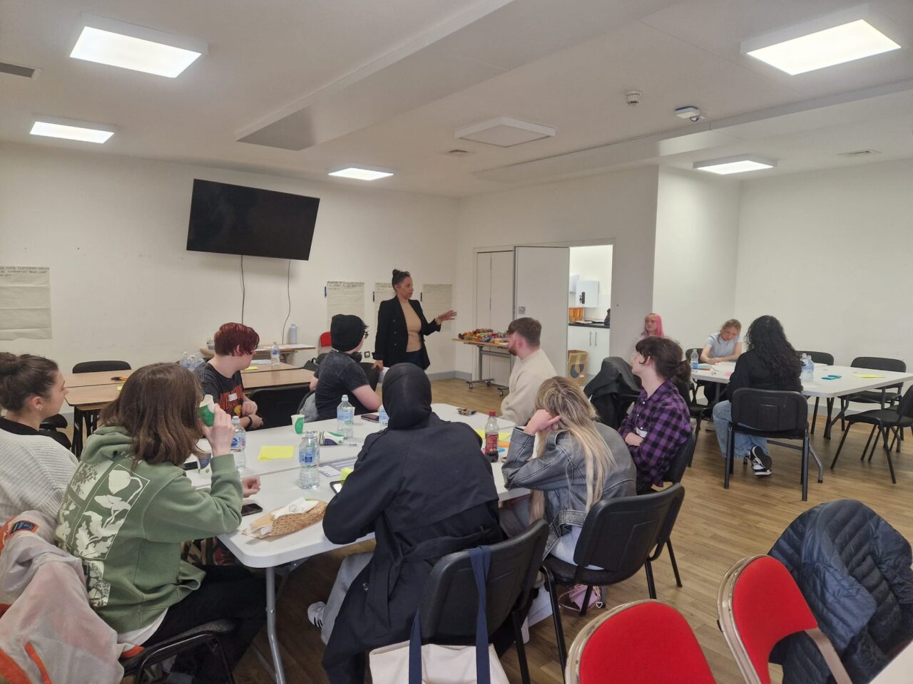 Comisiynydd yn siariad gyda phobl ifanc