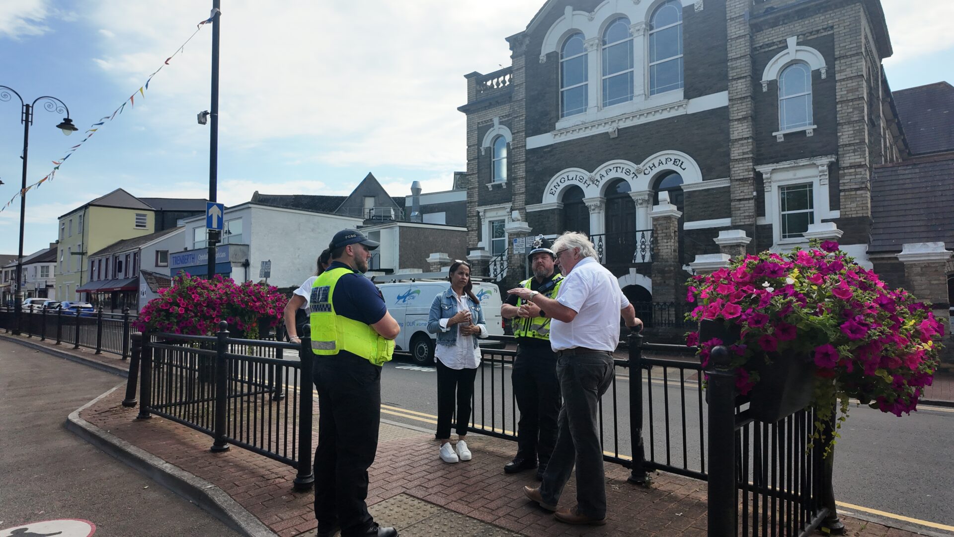 CPC gyda chynghorwyr lleol a'r heddlu yn Niwt