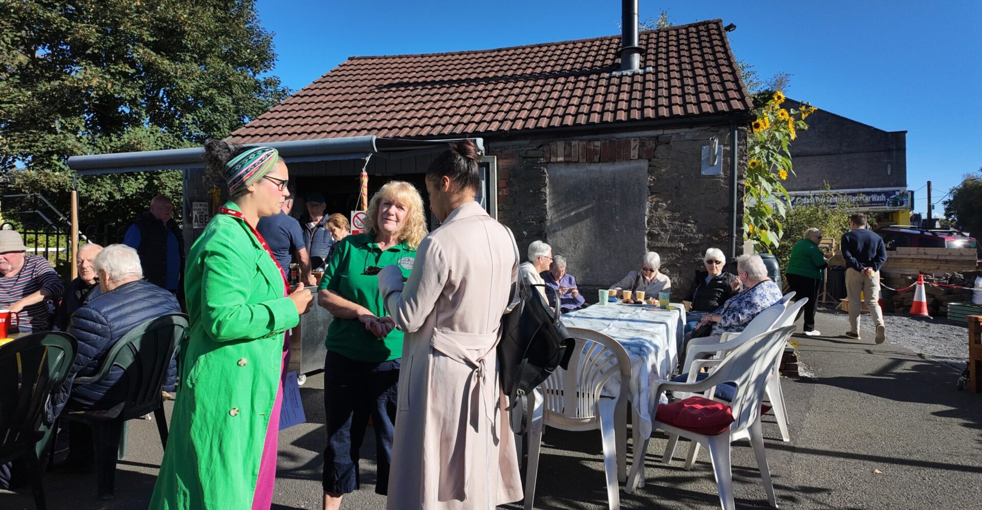 Emma yn siarad gyda chyfranogwyr Men's Shed, Clydach