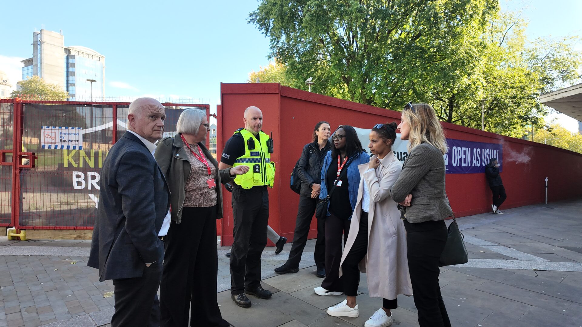 Emma gyda’r heddlu Abertawe a chynghorwyr lleol