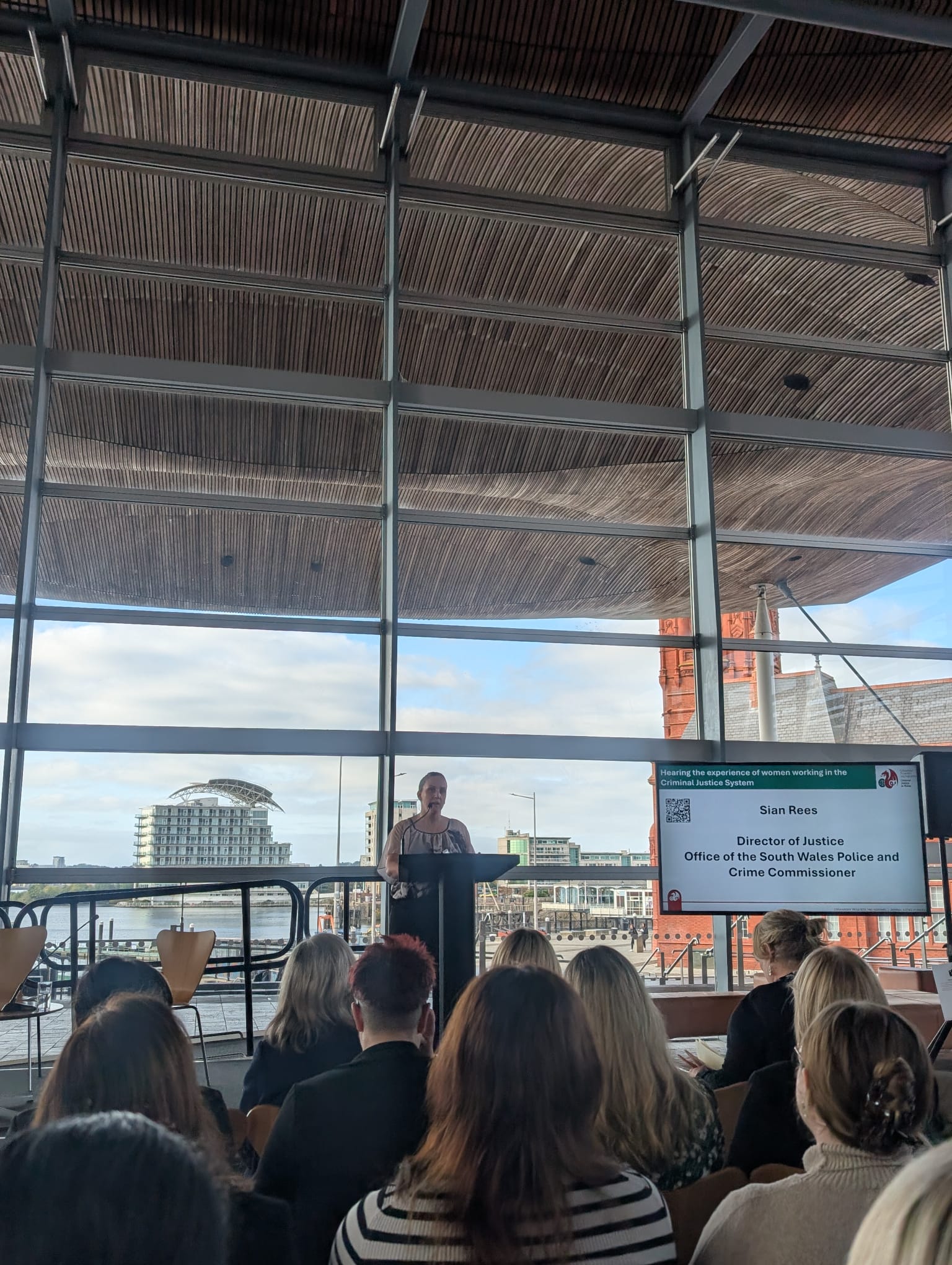 Sian Rees yn siarad yn y gynhadledd