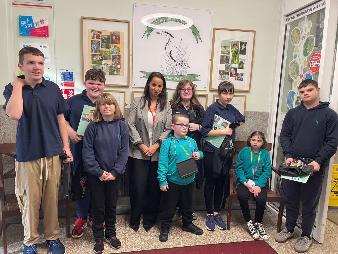 Llun o Comisiynydd, Emma Wools gyd plant o ysgol Heronsbridge