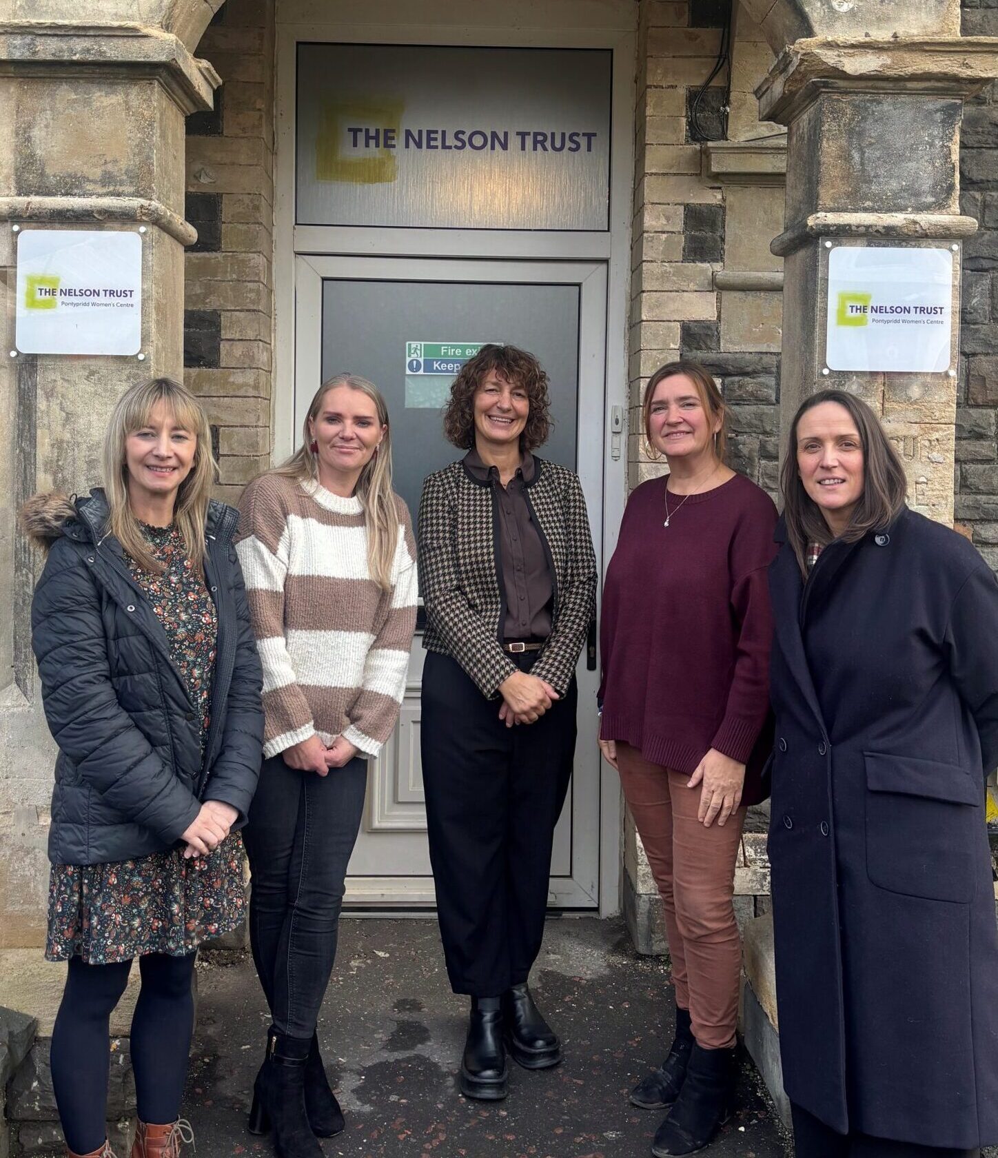 Staff o Ymddiriedolaeth Nelson a Swyddfa Comisiynydd yr Heddlu a Throseddu y tu allan i Ganolfan i Fenywod Pontypridd.