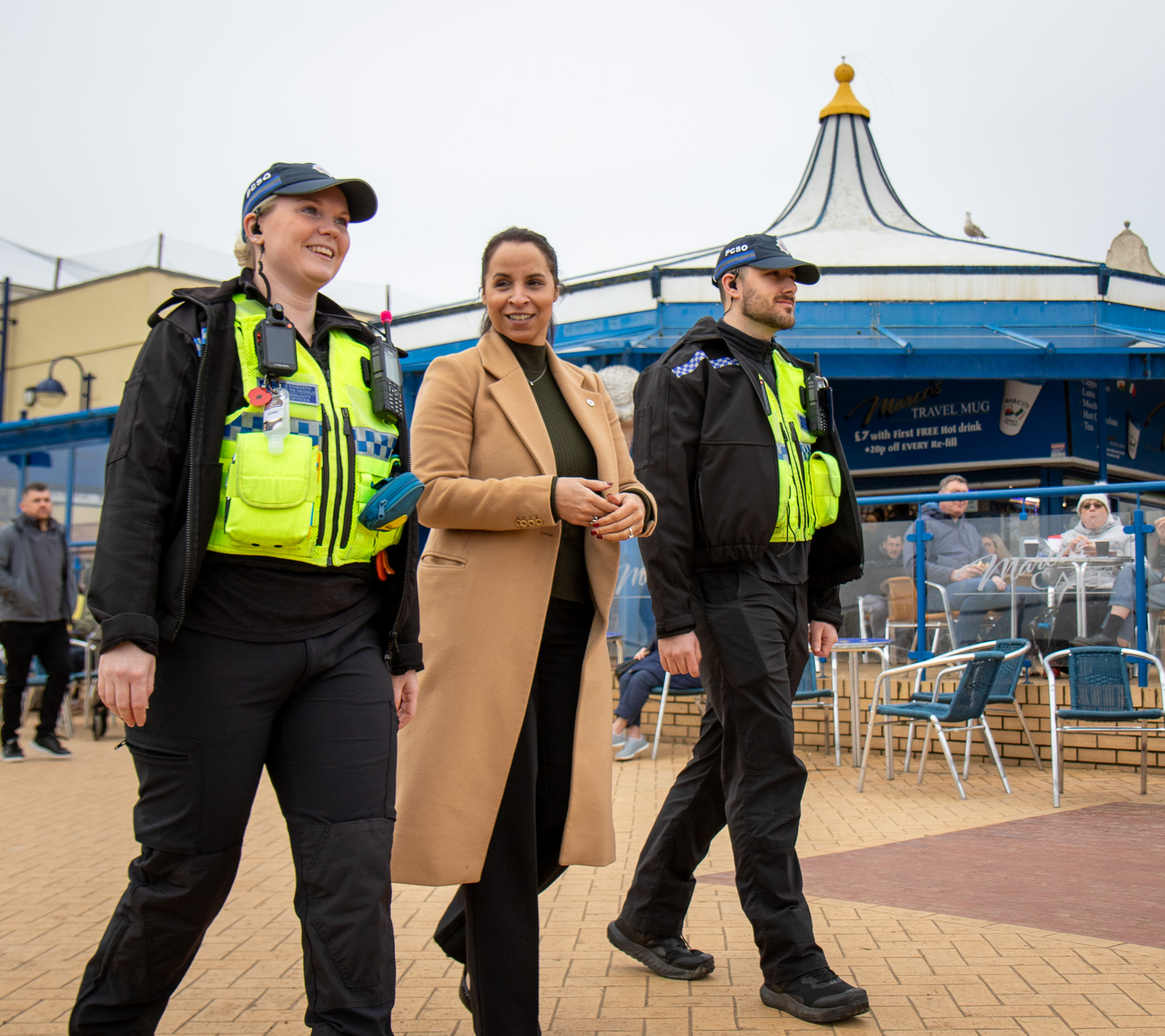 Llun o Comisiynydd Heddlu a Throeseddu, Emma Wools gyda PCSOs yn Bari