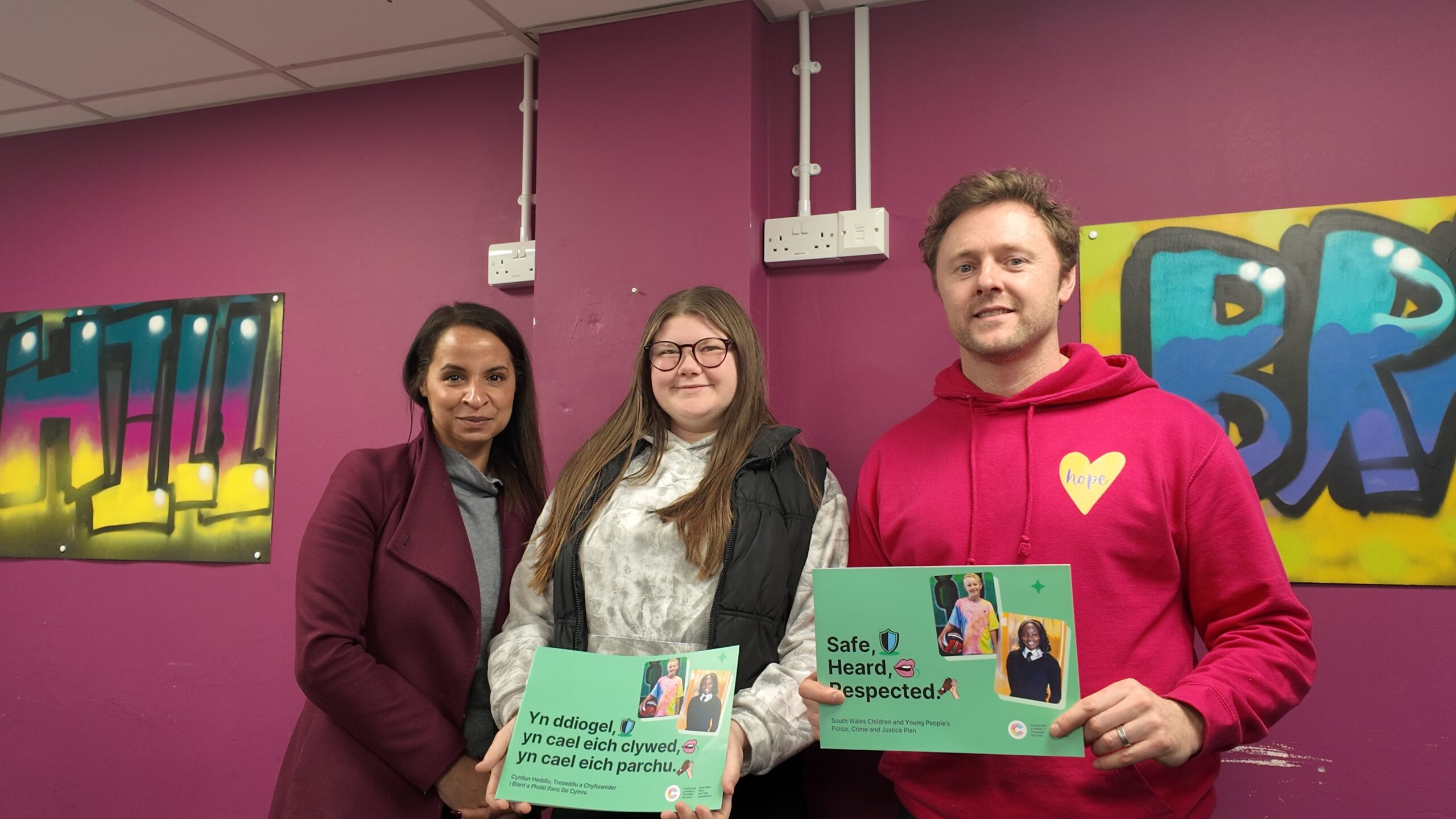 Llun o Comisiynydd Heddlu a Throseddu De Cymru gyda aelodau Hope