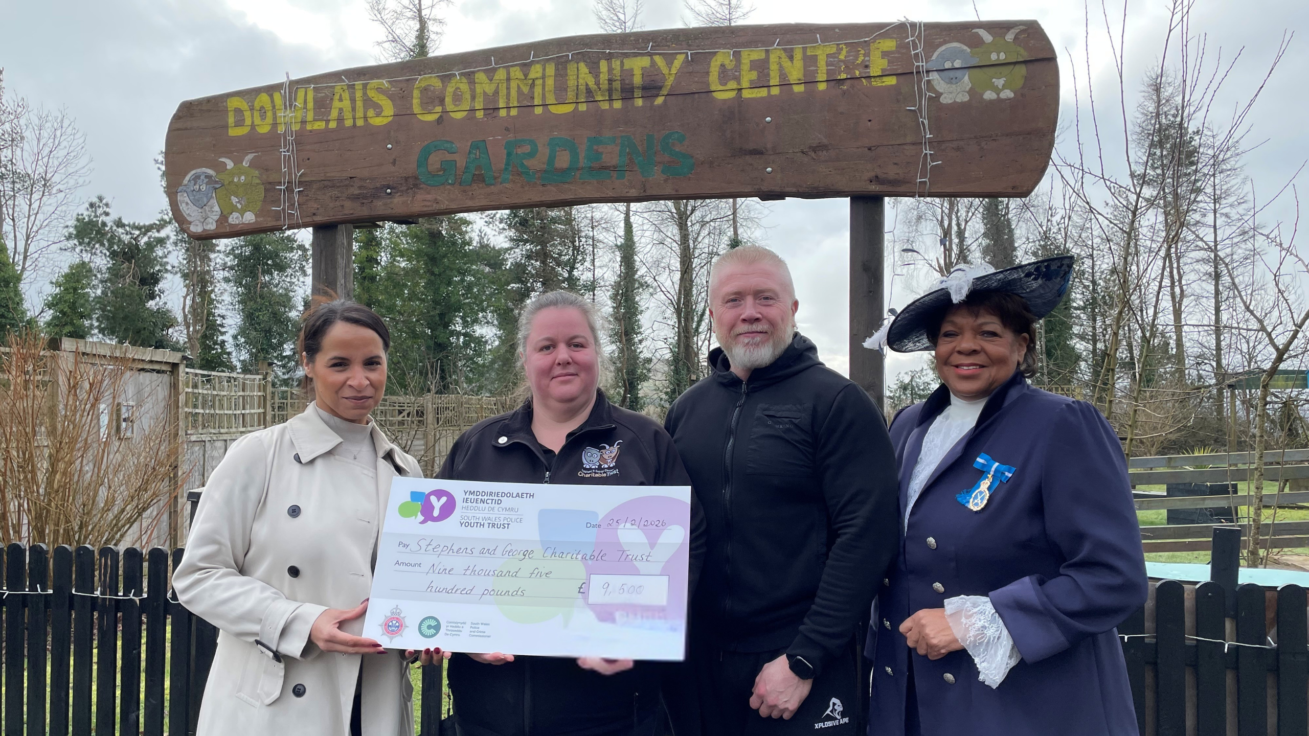 Llun o Comisiynydd Heddlu a Throseddu De Cymru yn cyflwyno siec i ganolfan gymunedol Dowlais