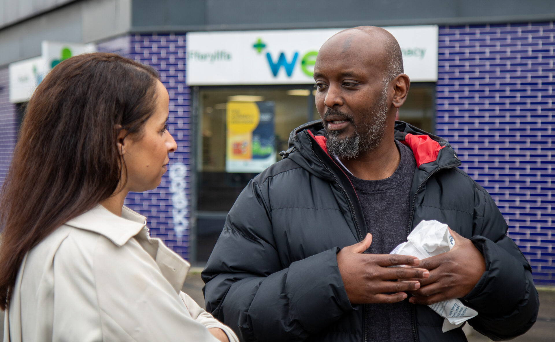 Llun o Gomisiynydd Heddlu a Throseddu De Cymru gyda aelod o'r cyhoedd
