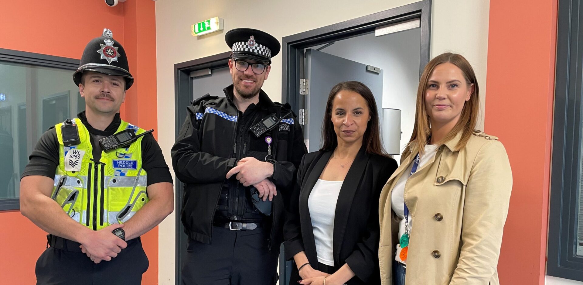 Comisiynydd gyda staff Huggard