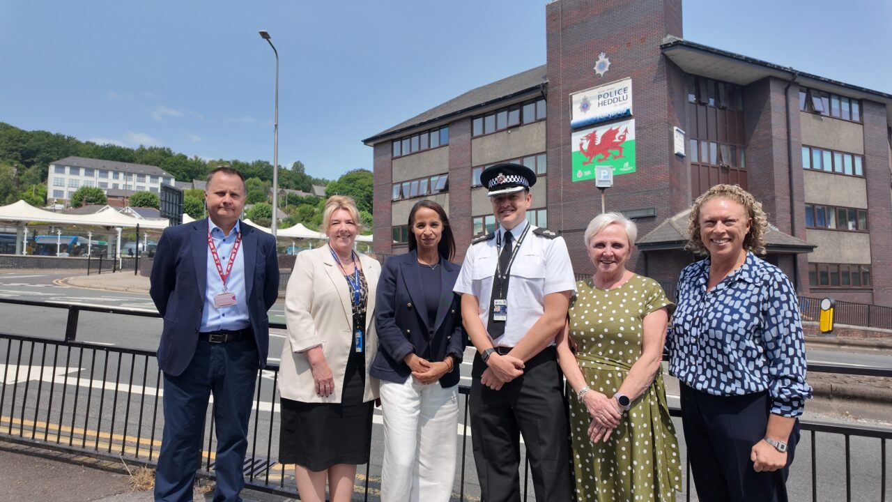 Llun o Comisiynydd Heddlu & Troseddu De Cymru, gyda swyddogion Heddlu De Cymru a staff o Cyngor Rhondda Cynon Taf