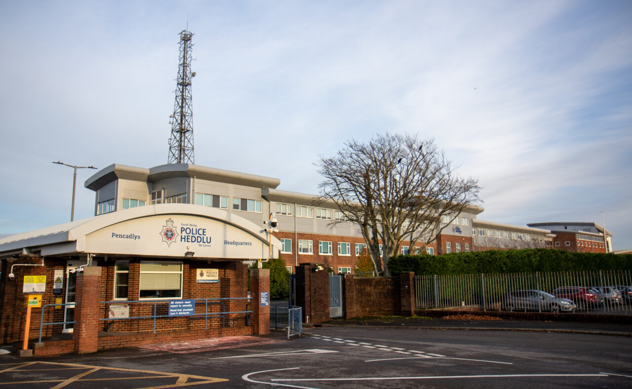 Llun o Pencadlys Heddlu De Cymru / Picture of South Wales Police Headquarters